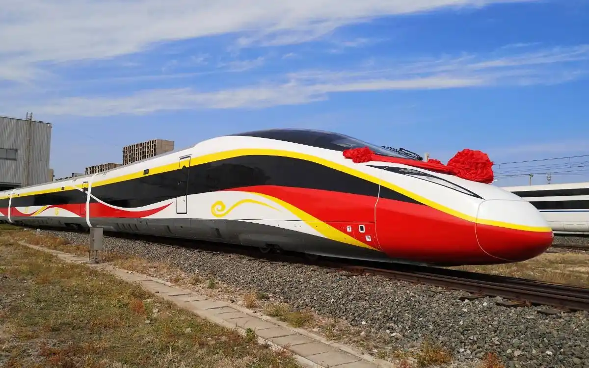 我国时速400公里跨国互联互通高速动车组下线，可自动变轨