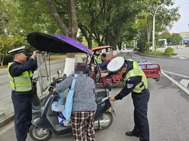 违章高发城市治理_团风交警整治行动_电动车摩托车安全头盔整治