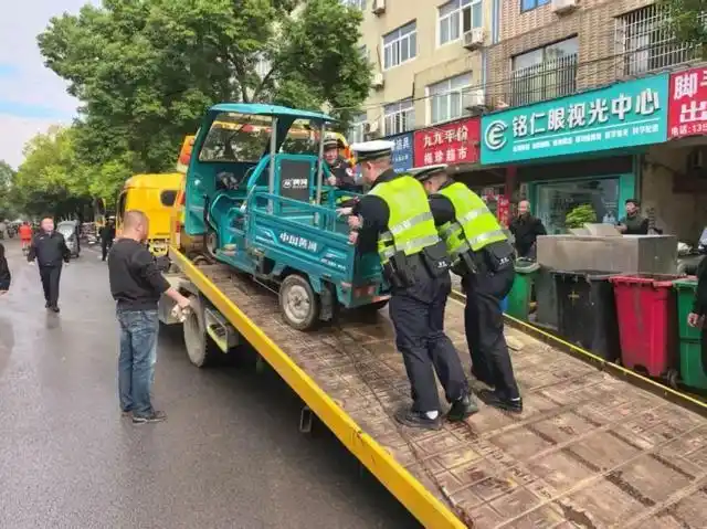 电动车摩托车安全头盔整治_团风交警整治行动_违章高发城市治理