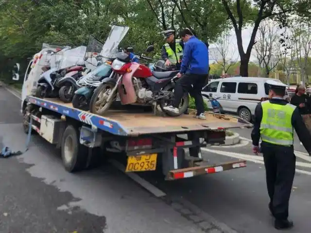 违章高发城市治理_电动车摩托车安全头盔整治_团风交警整治行动