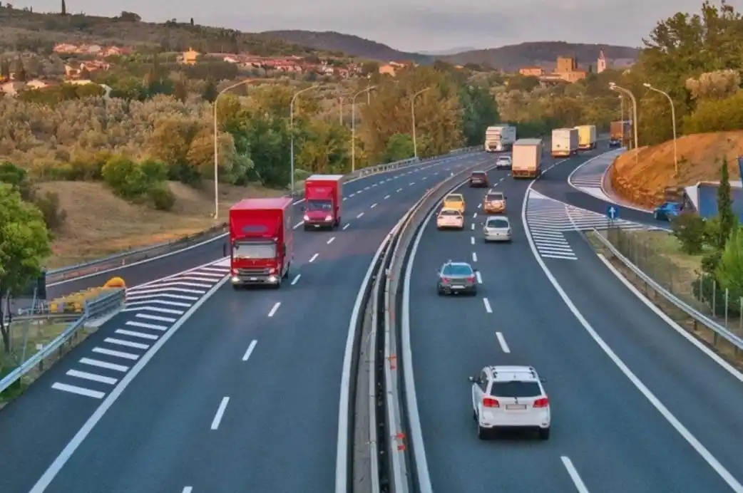 高速行车要点:安全车距、限速、路况观察与稳定行驶全知道