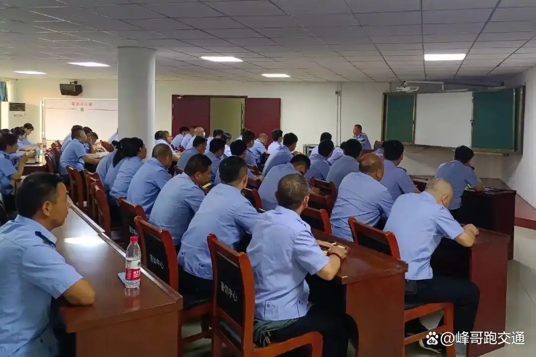 周口直属一大队加大整治车辆乱停乱放，净化道路通行环境