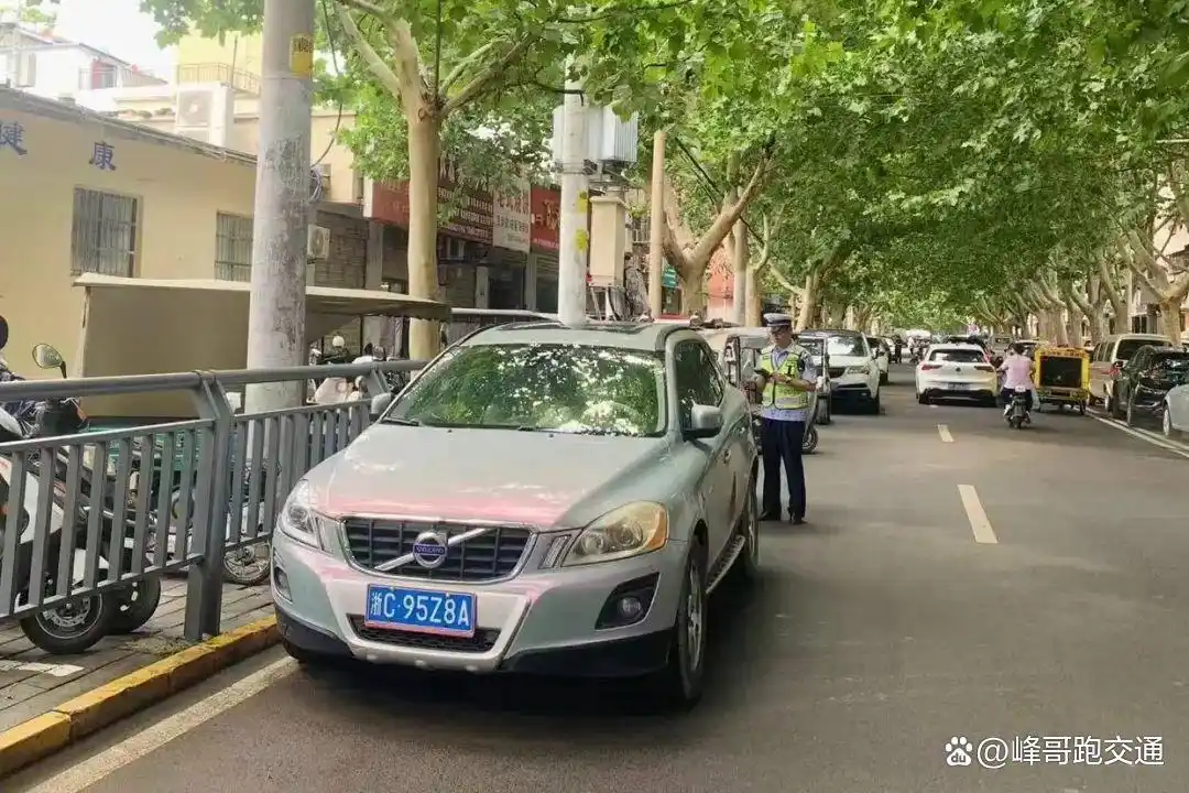 周口直属一大队加大整治车辆乱停乱放,净化道路通行环境