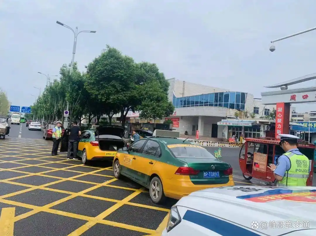 周口直属一大队加大整治车辆乱停乱放,净化道路通行环境