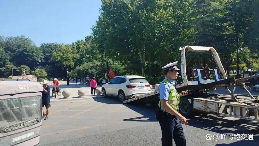 周口直属一大队加大整治车辆乱停乱放,净化道路通行环境