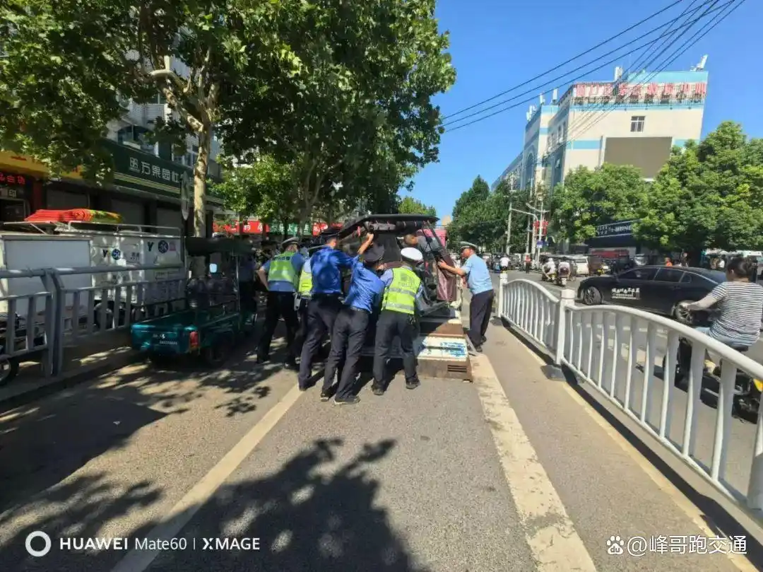 周口直属一大队加大整治车辆乱停乱放,净化道路通行环境