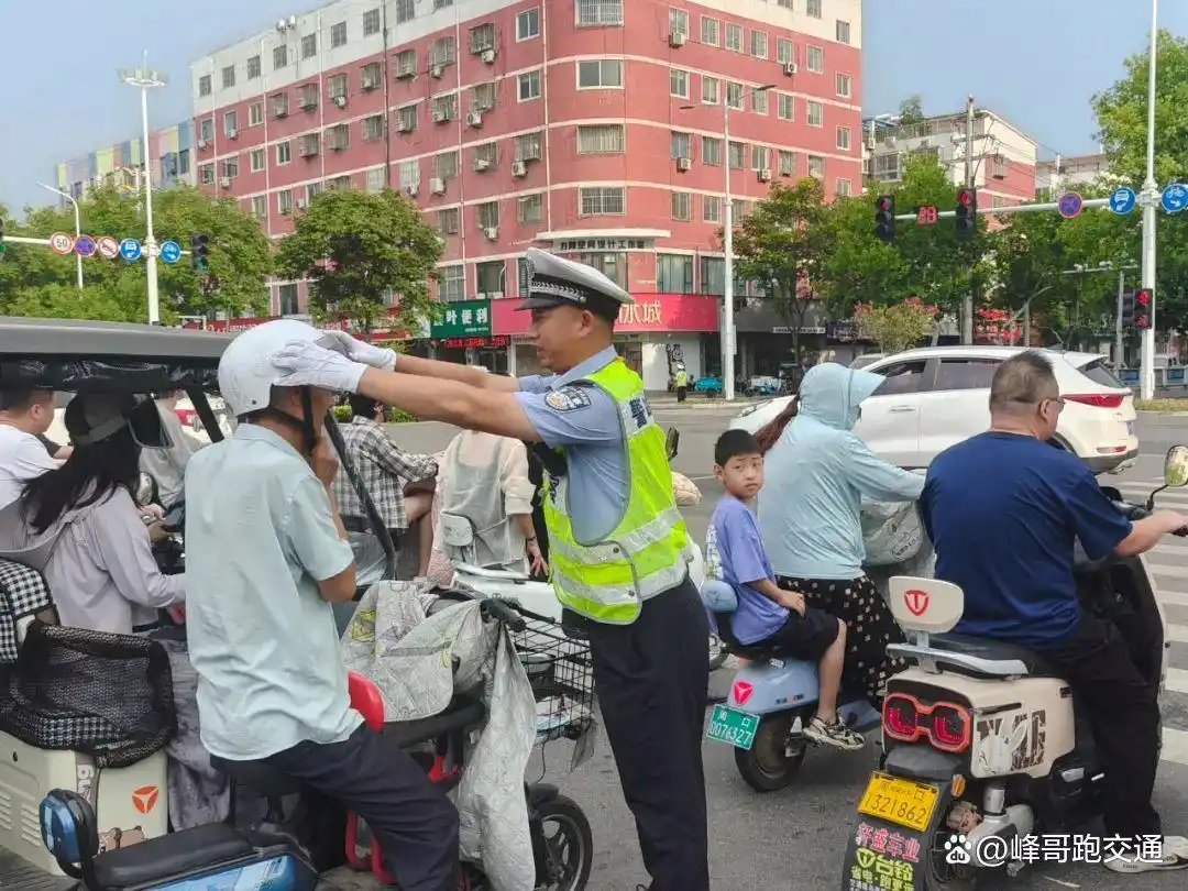 周口直属一大队加大整治车辆乱停乱放,净化道路通行环境