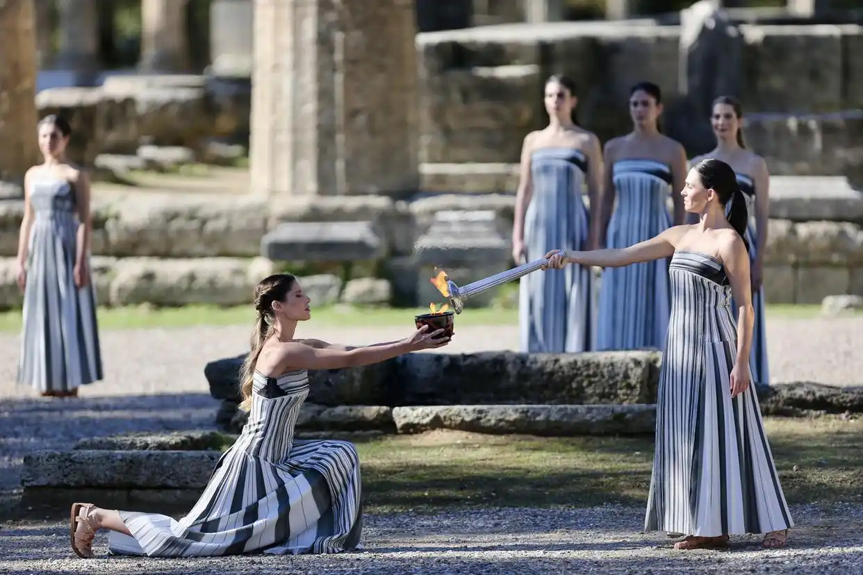 米兰冬奥会火炬传递路线公布，圣火传递意义及历史回顾